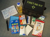 �г��硡�θ������ӥ󥰡��饤���󥹥������롡FIRST��AID��KIT